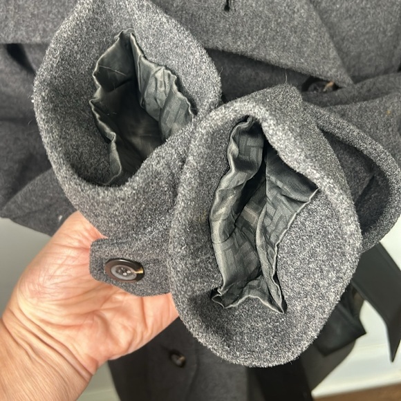 Saks - Picture 12 of 13